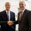Airbus Group CEO Tom Enders (l.) begr&uuml;&szlig;t Sachsens Ministerpr&auml;sidenten Stanislaw Tillich (r.) im &raquo;Felix Kracht&laquo;-Kundencenter in Toulouse.