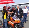 Bereits zum 18. Mal fand der Motorrad Grand Prix auf dem Sachsenring statt. Kurz vor dem Start der Moto3 kam Ministerpr&auml;sident Stanislaw Tillich nochmal pers&ouml;nlich vorbei, um den Fahrern (hier: Jonas Geitner) ein gutes Rennen zu w&uuml;nschen.