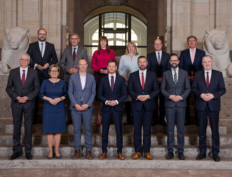 Männer und Frauen des Sächsischen Kabinetts im Gruppenfoto.